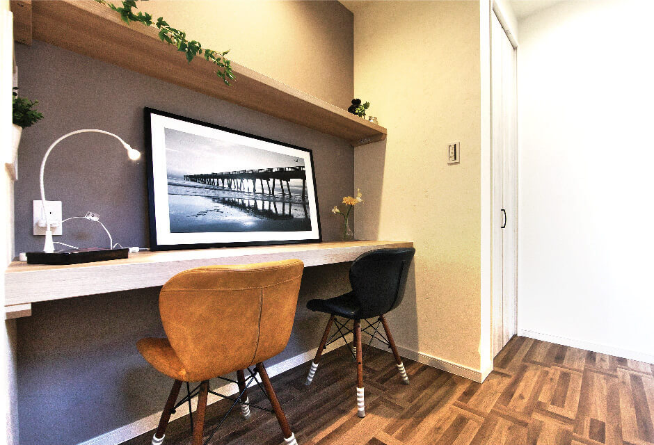 オンライン会議や集中したいときは書斎で。