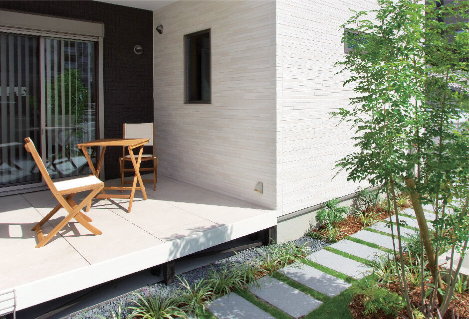 晴れた日は青空の下のテラスで。